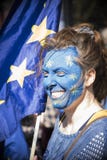 Γυναίκα με ένα πρόσωπο σημαιών της Ευρώπης στοκ εικόνα Γυναίκα με ένα πρόσωπο σημαιών της Ευρώπης στοκ εικόνα