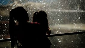 Γυναίκα με την κόρη της που στέκεται κοντά στον καταρράκτη Είναι κουρασμένοι αλλά ευτυχείς να ξοδεψουν το χρόνο μαζί στη φύση απόθεμα βίντεο Γυναίκα με την κόρη της που στέκεται κοντά στον καταρράκτη Είναι κουρασμένοι αλλά ευτυχείς να ξοδεψουν το χρόνο μαζί στη φύση απόθεμα βίντεο