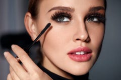 Γυναίκα με την ομορφιά Makeup, μακρύ μαύρο Eyelashes που εφαρμόζει Mascara στοκ εικόνα Γυναίκα με την ομορφιά Makeup, μακρύ μαύρο Eyelashes που εφαρμόζει Mascara στοκ εικόνα