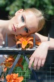 Γυναίκα με το makeup στο υγιές δέρμα με το λουλούδι στοκ εικόνες Γυναίκα με το makeup στο υγιές δέρμα με το λουλούδι στοκ εικόνες