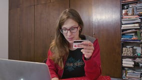 Γυναίκα με τον υπολογιστή που ψωνίζει on-line φιλμ μικρού μήκους Γυναίκα με τον υπολογιστή που ψωνίζει on-line φιλμ μικρού μήκους