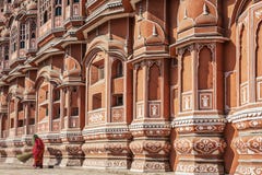 Γυναίκα μπροστά από το παλάτι Hawa Mahal ή το παλάτι των ανέμων στην πόλη του Jaipur, Ινδία στοκ εικόνες Γυναίκα μπροστά από το παλάτι Hawa Mahal ή το παλάτι των ανέμων στην πόλη του Jaipur, Ινδία στοκ εικόνες