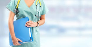 Γυναίκα νοσοκόμων πέρα από το μπλε υπόβαθρο Στοκ φωτογραφίες με δικαίωμα ελεύθερης χρήσης Γυναίκα νοσοκόμων πέρα από το μπλε υπόβαθρο Στοκ φωτογραφίες με δικαίωμα ελεύθερης χρήσης