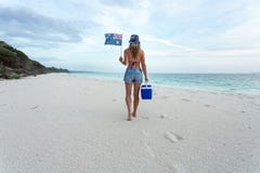 Γυναίκα πολιτισμού παραλιών Aussie που περπατά στην παραλία με esky στοκ φωτογραφίες με δικαίωμα ελεύθερης χρήσης Γυναίκα πολιτισμού παραλιών Aussie που περπατά στην παραλία με esky στοκ φωτογραφίες με δικαίωμα ελεύθερης χρήσης