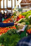 Γυναίκα που αγοράζει τα φρέσκα λαχανικά από έναν αγρότη στοκ εικόνα Γυναίκα που αγοράζει τα φρέσκα λαχανικά από έναν αγρότη στοκ εικόνα