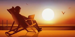 Γυναίκα που βρίσκεται σε ένα deckchair μπροστά από μια λίμνη, που κάνει σερφ το Διαδίκτυο ελεύθερη απεικόνιση δικαιώματος Γυναίκα που βρίσκεται σε ένα deckchair μπροστά από μια λίμνη, που κάνει σερφ το Διαδίκτυο ελεύθερη απεικόνιση δικαιώματος