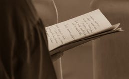 Γυναίκα που διαβάζει τις χειρόγραφες σημειώσεις στη συζήτηση του Dalai Lama στοκ φωτογραφίες Γυναίκα που διαβάζει τις χειρόγραφες σημειώσεις στη συζήτηση του Dalai Lama στοκ φωτογραφίες