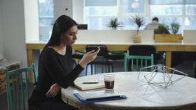 Γυναίκα που εργάζεται και που περιμένει τη συνεδρίαση με το συνέταιρο απόθεμα βίντεο Γυναίκα που εργάζεται και που περιμένει τη συνεδρίαση με το συνέταιρο απόθεμα βίντεο