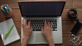Γυναίκα που εργάζεται με το lap-top που τοποθετείται στο ξύλινο γραφείο Γυναίκα που εργάζεται με το lap-top που τοποθετείται στο ξύλινο γραφείο