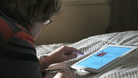 Γυναίκα που εργάζεται στην ψηφιακή ταμπλέτα στο σπίτι φιλμ μικρού μήκους Γυναίκα που εργάζεται στην ψηφιακή ταμπλέτα στο σπίτι φιλμ μικρού μήκους
