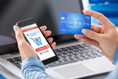 Γυναίκα που κάνει on-line να ψωνίσει χρησιμοποιώντας την πιστωτική κάρτα στοκ εικόνες Γυναίκα που κάνει on-line να ψωνίσει χρησιμοποιώντας την πιστωτική κάρτα στοκ εικόνες