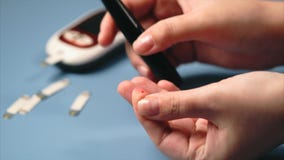 Γυναίκα που κατασκευάζει τη ζάχαρη αίματος να εξετάσει την μόνος-δοκιμή για το διαβήτη Γυναίκα που κατασκευάζει τη ζάχαρη αίματος να εξετάσει την μόνος-δοκιμή για το διαβήτη