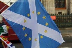 Γυναίκα που κρατά μια σκωτσέζικη σημαία με τα αστέρια σημαιών της ΕΕ στο Εδιμβούργο στοκ εικόνες Γυναίκα που κρατά μια σκωτσέζικη σημαία με τα αστέρια σημαιών της ΕΕ στο Εδιμβούργο στοκ εικόνες