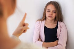 Γυναίκα που μιλά την τρυπημένη κόρη εφήβων της - που δείχνει με το fing στοκ φωτογραφίες Γυναίκα που μιλά την τρυπημένη κόρη εφήβων της - που δείχνει με το fing στοκ φωτογραφίες