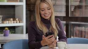 Γυναίκα που ονειρεύεται με το smartphone στο χέρι της στον καφέ απόθεμα βίντεο Γυναίκα που ονειρεύεται με το smartphone στο χέρι της στον καφέ απόθεμα βίντεο