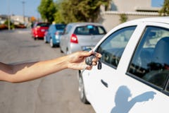 Γυναίκα που παίρνει το κλειδί της στο αυτοκίνητο Έννοια του αυτοκινήτου μισθώματος ή του αυτοκινήτου αγοράς Διακοπές ταξιδιού με στοκ εικόνες Γυναίκα που παίρνει το κλειδί της στο αυτοκίνητο Έννοια του αυτοκινήτου μισθώματος ή του αυτοκινήτου αγοράς Διακοπές ταξιδιού με στοκ εικόνες