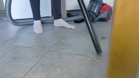 Γυναίκα που σκουπίζει το πάτωμα κουζινών με το γκρίζο κεραμίδι χωρίς βούρτσα, μόνο σωλήνας της ηλεκτρικής σκούπας με ηλεκτρική σκ απόθεμα βίντεο Γυναίκα που σκουπίζει το πάτωμα κουζινών με το γκρίζο κεραμίδι χωρίς βούρτσα, μόνο σωλήνας της ηλεκτρικής σκούπας με ηλεκτρική σκ απόθεμα βίντεο