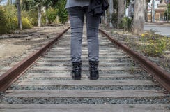 Γυναίκα που στέκεται στις εγκαταλειμμένες ράγες στοκ εικόνες Γυναίκα που στέκεται στις εγκαταλειμμένες ράγες στοκ εικόνες