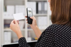 Γυναίκα που σχηματίζει έναν αριθμό σε μια επαγγελματική κάρτα στοκ φωτογραφία με δικαίωμα ελεύθερης χρήσης Γυναίκα που σχηματίζει έναν αριθμό σε μια επαγγελματική κάρτα στοκ φωτογραφία με δικαίωμα ελεύθερης χρήσης