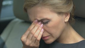 Γυναίκα που τρίβει τη συνεδρίαση μύτης στο αυτοκίνητο, δύσκολη αναπνοή, συμπτώματα αλλεργίας, κινηματογράφηση σε πρώτο πλάνο απόθεμα βίντεο Γυναίκα που τρίβει τη συνεδρίαση μύτης στο αυτοκίνητο, δύσκολη αναπνοή, συμπτώματα αλλεργίας, κινηματογράφηση σε πρώτο πλάνο απόθεμα βίντεο