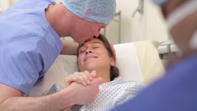 Γυναίκα που υποβάλλεται στην επεξεργασία IVF με το συνεργάτη στο νοσοκομείο απόθεμα βίντεο Γυναίκα που υποβάλλεται στην επεξεργασία IVF με το συνεργάτη στο νοσοκομείο απόθεμα βίντεο