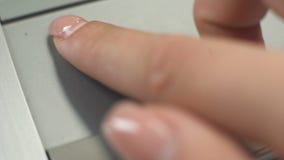 Γυναίκα που χρησιμοποιεί touchpad στο lap-top για να κινήσει το κείμενο δεικτών και ζουμ, τις εικόνες ή την Ιστός-σελίδα Γυναίκα που χρησιμοποιεί touchpad στο lap-top για να κινήσει το κείμενο δεικτών και ζουμ, τις εικόνες ή την Ιστός-σελίδα