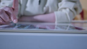 Γυναίκα που χρησιμοποιεί τη διαλογική επίδειξη οθονών επαφής στην αστική έκθεση - που τυλίγει και σχετικά με έννοια ψυχαγωγίας κα φιλμ μικρού μήκους Γυναίκα που χρησιμοποιεί τη διαλογική επίδειξη οθονών επαφής στην αστική έκθεση - που τυλίγει και σχετικά με έννοια ψυχαγωγίας κα φιλμ μικρού μήκους