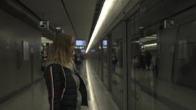 Γυναίκα πόλεων στο τραίνο αναμονής σταθμών μετρό στην πλατφόρμα Ταξιδιωτική νέα γυναίκα υπόγεια Κορίτσι στο modernmetro μ E φιλμ μικρού μήκους Γυναίκα πόλεων στο τραίνο αναμονής σταθμών μετρό στην πλατφόρμα Ταξιδιωτική νέα γυναίκα υπόγεια Κορίτσι στο modernmetro μ E φιλμ μικρού μήκους