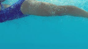 Γυναίκα στην μπλε κολύμβηση κοστουμιών λουσίματος υποβρύχια απόθεμα βίντεο Γυναίκα στην μπλε κολύμβηση κοστουμιών λουσίματος υποβρύχια απόθεμα βίντεο