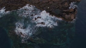Γυναίκα στο άσπρο φόρεμα που στέκεται πολύ μακριά σε μια δύσκολη ακτή απόθεμα βίντεο Γυναίκα στο άσπρο φόρεμα που στέκεται πολύ μακριά σε μια δύσκολη ακτή απόθεμα βίντεο