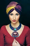 Γυναίκα στο καπέλο και το φωτεινό makeup, με το πολυτελές περιδέραιο στοκ φωτογραφίες Γυναίκα στο καπέλο και το φωτεινό makeup, με το πολυτελές περιδέραιο στοκ φωτογραφίες