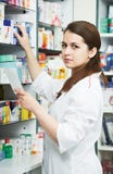 γυναίκα φαρμακείων φαρμα&k στοκ εικόνα με δικαίωμα ελεύθερης χρήσης γυναίκα φαρμακείων φαρμα&k στοκ εικόνα με δικαίωμα ελεύθερης χρήσης