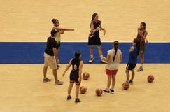 Γυναίκες που εκπαιδεύουν την καλαθοσφαίριση στο coliseum στοκ φωτογραφία Γυναίκες που εκπαιδεύουν την καλαθοσφαίριση στο coliseum στοκ φωτογραφία
