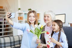 Γυναίκες στην οικογένεια που παίρνει Selfie στοκ εικόνες με δικαίωμα ελεύθερης χρήσης Γυναίκες στην οικογένεια που παίρνει Selfie στοκ εικόνες με δικαίωμα ελεύθερης χρήσης