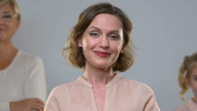 Γυναίκες τριών διαφορετικών ηλικιών που χαμογελούν στη κάμερα, τη θηλυκές υγεία και την ομορφιά απόθεμα βίντεο Γυναίκες τριών διαφορετικών ηλικιών που χαμογελούν στη κάμερα, τη θηλυκές υγεία και την ομορφιά απόθεμα βίντεο