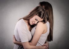 Γυναικείο αγκάλιασμα στοκ εικόνες Γυναικείο αγκάλιασμα στοκ εικόνες