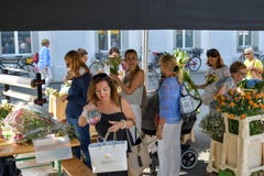 Γυναικών ανθίζει σε μια από τις στάσεις στην παραδοσιακή αγορά Σαββάτων Luzern στοκ φωτογραφίες Γυναικών ανθίζει σε μια από τις στάσεις στην παραδοσιακή αγορά Σαββάτων Luzern στοκ φωτογραφίες