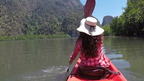 Γυναικών στην όμορφη κάμερα pov δράσης λιμνοθαλασσών της κωπηλασίας κοριτσιών στη βάρκα καγιάκ στη θάλασσα φιλμ μικρού μήκους Γυναικών στην όμορφη κάμερα pov δράσης λιμνοθαλασσών της κωπηλασίας κοριτσιών στη βάρκα καγιάκ στη θάλασσα φιλμ μικρού μήκους