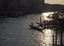 Γόνδολες στο Canale Grende ενάντια στο φως του ήλιου στοκ εικόνες Γόνδολες στο Canale Grende ενάντια στο φως του ήλιου στοκ εικόνες