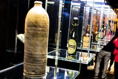 Γύρος μέσω της ιστορίας των μπουκαλιών της Heineken, μπουκάλια όλων των ετών στοκ εικόνες Γύρος μέσω της ιστορίας των μπουκαλιών της Heineken, μπουκάλια όλων των ετών στοκ εικόνες