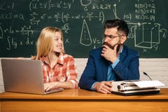 Δάσκαλος που βοηθά το νέο σπουδαστή με το μάθημα Έννοια ανθρώπων εκπαίδευσης και εκμάθησης - γυναίκα σπουδαστής και δάσκαλος o στοκ εικόνες Δάσκαλος που βοηθά το νέο σπουδαστή με το μάθημα Έννοια ανθρώπων εκπαίδευσης και εκμάθησης - γυναίκα σπουδαστής και δάσκαλος o στοκ εικόνες