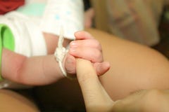 Δάχτυλο πατέρων ` s εκμετάλλευσης νηπίων 2 μηνών μωρών που κρατούν τον μπαμπά του ` s άφησαν λίγο δάχτυλο στοκ εικόνα Δάχτυλο πατέρων ` s εκμετάλλευσης νηπίων 2 μηνών μωρών που κρατούν τον μπαμπά του ` s άφησαν λίγο δάχτυλο στοκ εικόνα