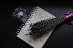 Δέσμη lavender με την ιώδη κορδέλλα, το χαριτωμένο σκαντζόχοιρο παιχνιδιών και τη χνουδωτή σημείωση για το σκοτεινό ξύλινο υπόβαθ στοκ εικόνες Δέσμη lavender με την ιώδη κορδέλλα, το χαριτωμένο σκαντζόχοιρο παιχνιδιών και τη χνουδωτή σημείωση για το σκοτεινό ξύλινο υπόβαθ στοκ εικόνες