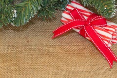 Δέσμη Peppermint των ραβδιών Burlap με την πράσινη γιρλάντα στοκ φωτογραφία με δικαίωμα ελεύθερης χρήσης Δέσμη Peppermint των ραβδιών Burlap με την πράσινη γιρλάντα στοκ φωτογραφία με δικαίωμα ελεύθερης χρήσης