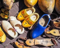 Δέσμη παλαιά ολλανδικά παραδοσιακά ξύλινα clogs, μερικά που χρωματίζονται, μερικά στοκ φωτογραφίες Δέσμη παλαιά ολλανδικά παραδοσιακά ξύλινα clogs, μερικά που χρωματίζονται, μερικά στοκ φωτογραφίες
