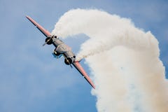 Δίδυμη παραλία 18 περιτύλιξη αεροπλάνων ακροβατικής επίδειξης Στοκ Εικόνα Δίδυμη παραλία 18 περιτύλιξη αεροπλάνων ακροβατικής επίδειξης Στοκ Εικόνα