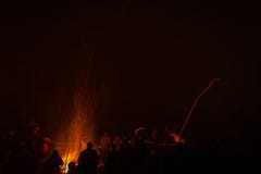 Δίσκος που πετά σε Badenweiler Scheibenfeuer τη νύχτα στοκ εικόνα με δικαίωμα ελεύθερης χρήσης Δίσκος που πετά σε Badenweiler Scheibenfeuer τη νύχτα στοκ εικόνα με δικαίωμα ελεύθερης χρήσης