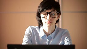 Δακτυλογράφηση επιχειρηματιών Brunette στο lap-top της απόθεμα βίντεο Δακτυλογράφηση επιχειρηματιών Brunette στο lap-top της απόθεμα βίντεο