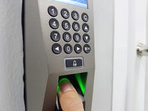 Δακτυλικό αποτύπωμα και έλεγχος προσπέλασης σε ένα κτίριο γραφείων στοκ φωτογραφία με δικαίωμα ελεύθερης χρήσης Δακτυλικό αποτύπωμα και έλεγχος προσπέλασης σε ένα κτίριο γραφείων στοκ φωτογραφία με δικαίωμα ελεύθερης χρήσης