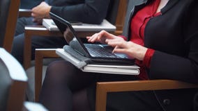 Δακτυλογράφηση γυναικών σε ένα lap-top κατά τη διάρκεια μιας διάσκεψης φιλμ μικρού μήκους Δακτυλογράφηση γυναικών σε ένα lap-top κατά τη διάρκεια μιας διάσκεψης φιλμ μικρού μήκους